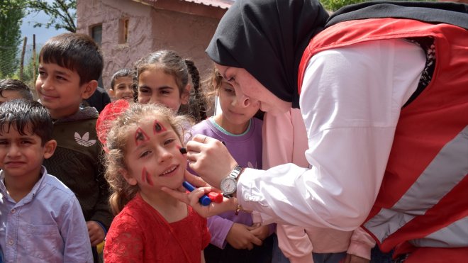 Gönüllü gençler, köylerde etkinliklerle çocuklara Türk Kızılayı tanıtıyor