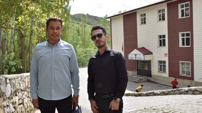 Mersinli kuzenler, Bitlis'teki köy okulunda çocukluk hayalleri olan öğretmenlik yapıyor