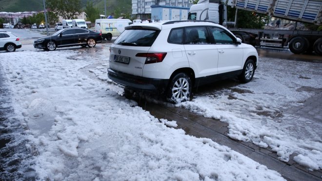 Bitlis'te sağanak ve dolu etkili oldu