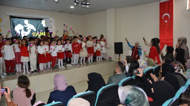 Tatvan'da minik öğrencilerden Anneler Günü etkinliği