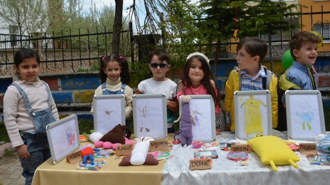 Tatvan'daki minik öğrenciler, yaptıkları ürünleri sergiledi