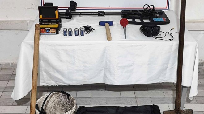 Bitlis'te kaçak kazı yapan 3 kişi fotokapana yakalandı