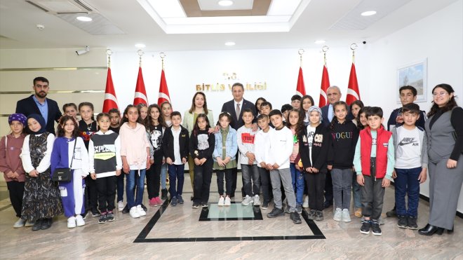 Bitlis'te öğrenciler tarihi ve doğal mekanları geziyor