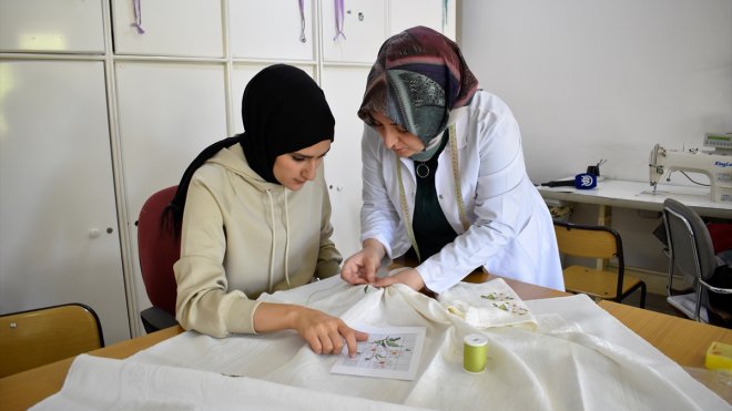 Bitlisli kadınlar, katıldıkları kurslarda meslek öğreniyor