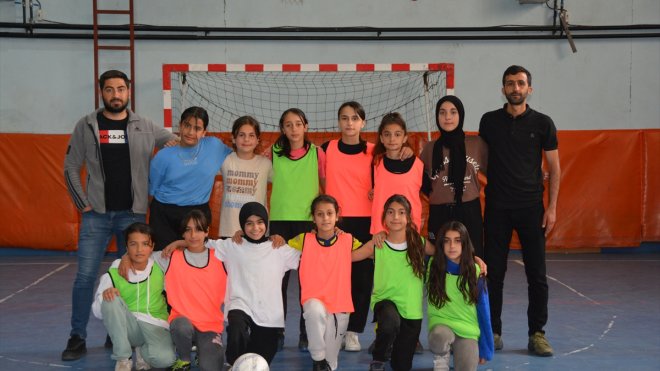 Bitlisli kız futbolcular Türkiye finallerine hazırlanıyor1