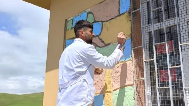 Bulanık'ta üniversite öğrencileri ilkokulu boyadı
