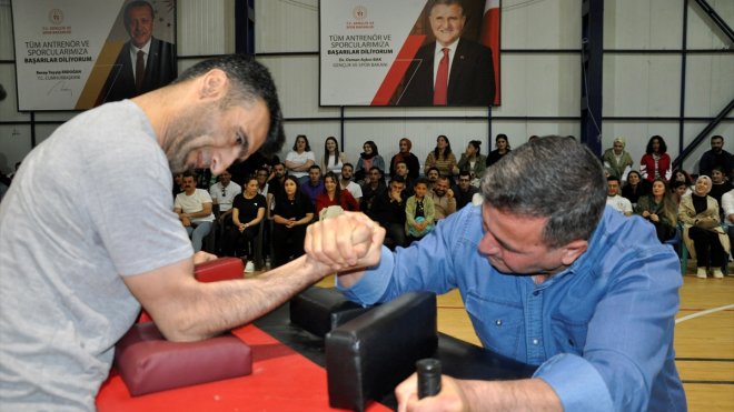 Çukurca'da öğretmenler arası bilek güreşi turnuvası yapıldı