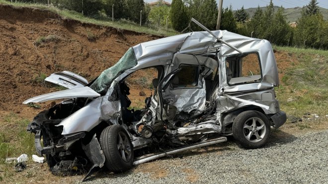 ELAZIĞ - Ambulans ile hafif ticari aracın çarpıştığı kazada, 6 kişi yaralandı1