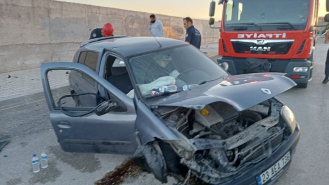 Elazığ'da otomobilin duvara çarptığı kazada 2 kişi yaralandı