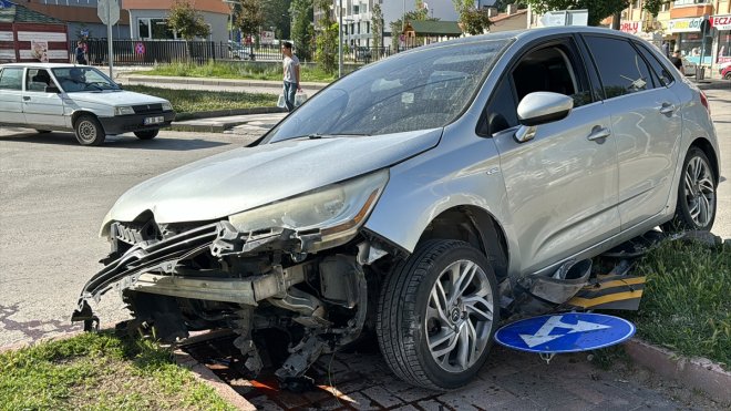 Elazığ'da refüje çarpan otomobil hasar gördü