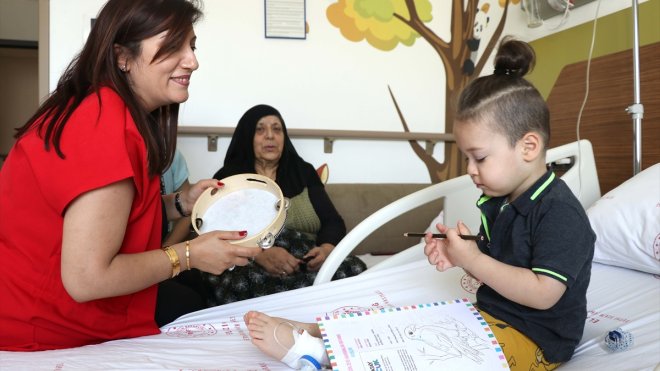 Öğretmenler hastanedeki çocuklara moral için masal anlatıyor