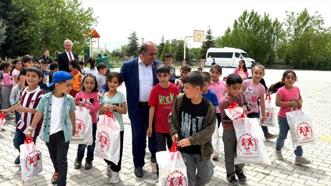 Sınıfı öğretmeni Ormanoğlu, yazdığı kitaplarla kırsaldaki çocuklara okuma sevgisi aşılıyor