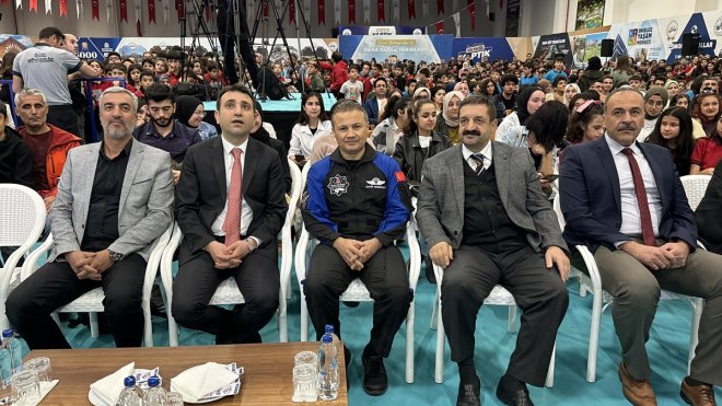 Türkiye'nin ilk astronotu Gezeravcı, Elazığ'da öğrencilerle buluştu