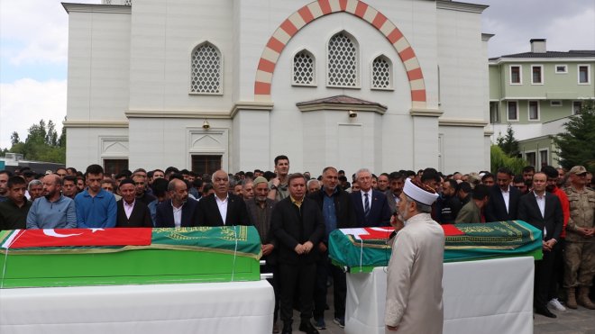 İliç'teki maden sahasında toprak altından çıkarılan iki işçinin cenazesi defnedildi