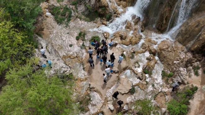 ERZİNCAN - Üniversite öğrencileri, manevi rehberlerle Girlevik Şelalesi çevresini temizledi1