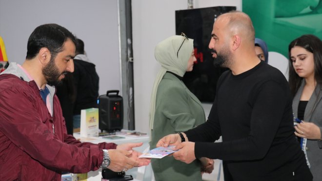 6. Doğu Anadolu Erzurum Kitap Fuarı'nda hafta sonu yoğunluğu yaşanıyor