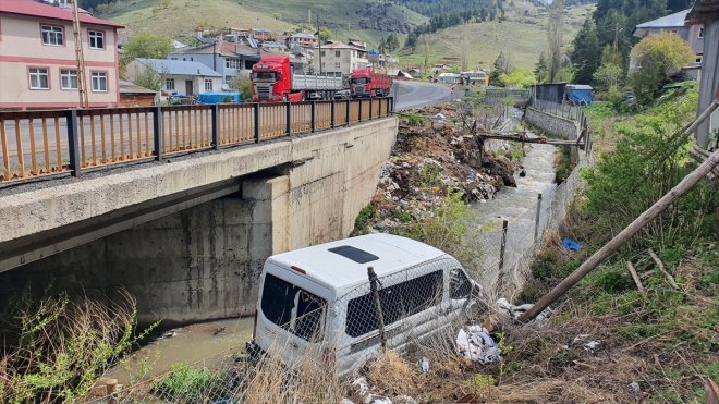 Erzurum'da dereye devrilen minibüsün sürücüsü yaralandı
