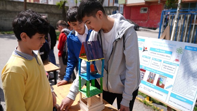 Erzurum'da öğrenciler bilim fuarında çalışmalarını sergiledi