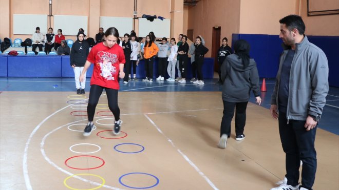 Erzurum'da gönüllü öğretmenler hafta sonu kurslarıyla çocuklara spor aşılıyor