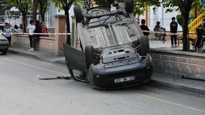 Erzurum'da otomobil ile hafif ticari araç çarpıştı, 6 kişi yaralandı