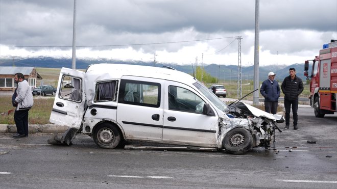 ERZURUM - Tır ile hafif ticari aracın karıştığı kazada 4 kişi yaralandı1