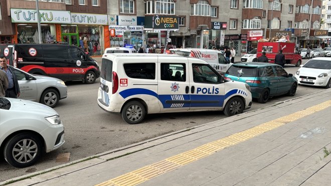 Erzurum'da trafikte yol verme kavgasında 1 kişi bıçakla yaralandı