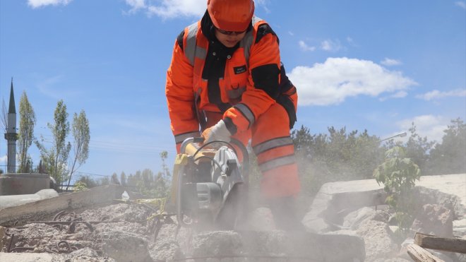 Uygulamalı eğitim alan üniversiteliler afet zamanında profesyonel müdahaleye hazırlanıyor