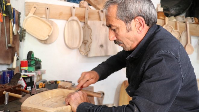 Erzurumlu ahşap ustası, atadan kalma malzemelerle mesleğini icra ediyor