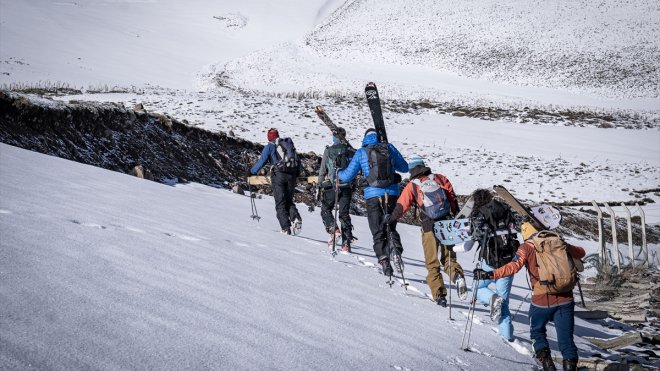 Güney sahillerinde deniz sezonu açılırken Erzurum'da "dağ kayağı" heyecanı yaşanıyor