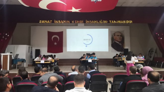 Güroymak'ta ortaokullar arası bilgi yarışması düzenlendi