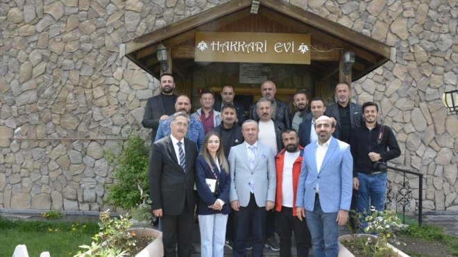 HAKKARİ - AK Parti İl Başkanı Kaya, basın mensuplarıyla bir araya geldi1