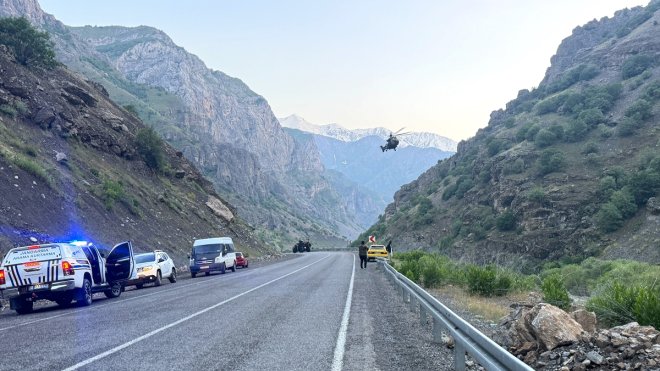 HAKKARİ - Asma toplarken yaralanan kadın askeri helikopterle kurtarıldı1