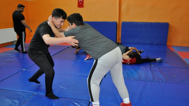 Çukurca'da güreş kursu açıldı