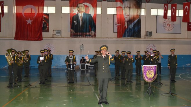 Hakkari'de askeri bando konser verdi