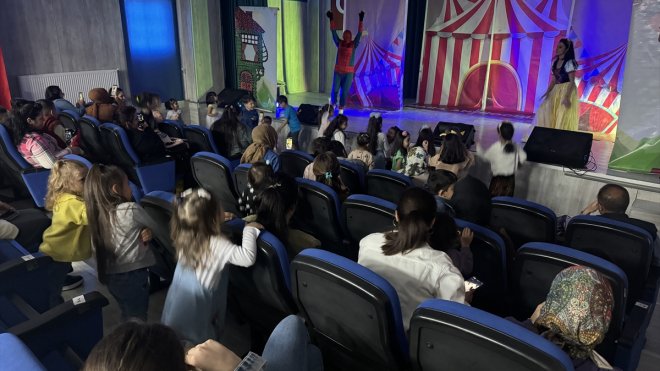 Hakkari'de çocuklar için "Gösteri Karnavalı" adlı tiyatro oyunu sahnelendi
