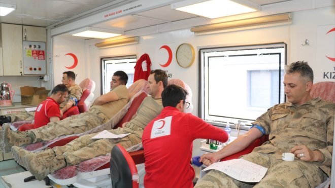 Hakkari'de jandarma personelinden kan bağışı kampanyasına destek