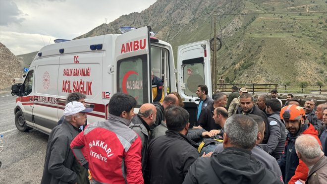 Hakkari'de köprüden dereye düşen küreme aracındaki 2 kişi yaralandı