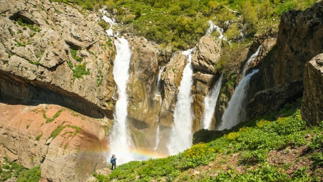 Doğaseverler, huzurun hakim olduğu Hakkari'de yıllarca saklı kalan güzellikleri keşfediyor