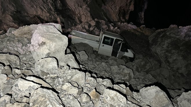 HAKKARİ - Hakkari-Çukurca kara yolu dağdan düşen kaya parçaları nedeniyle kapandı1