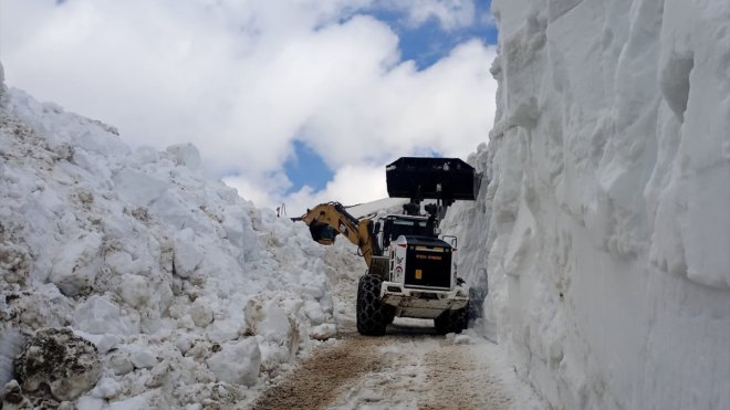 Hakkari'de mayıs ayında da karla mücadele devam ediyor