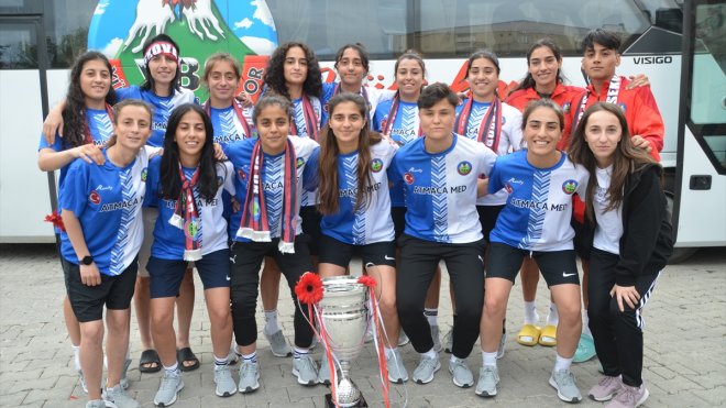 HAKKARİ - TFF Kadınlar 2. Ligi şampiyonu Yüksekova Belediyespor ilçeye döndü1