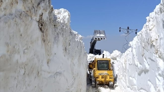 HAKKARİ - Üs bölgesi yolunda karla mücadele çalışmaları sürüyor1