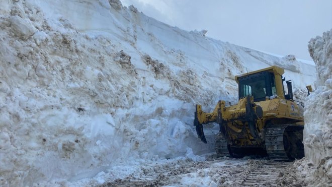 Yüksekova'da karla mücadele ekipleri üs bölgesinin yolunu açmaya çalışıyor