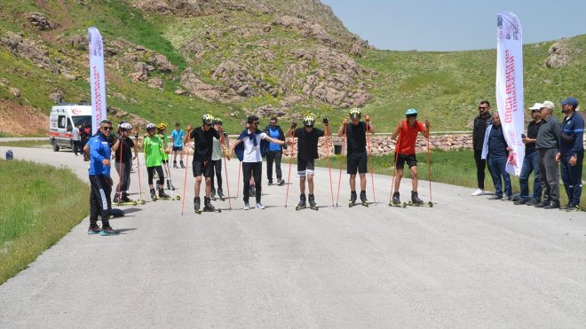 Yüksekova'da tekerlekli kayak il birinciliği yarışları yapıldı