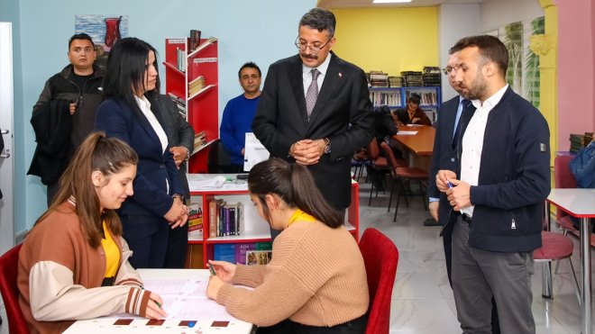 Hakkarili öğrencilere kitap desteğinde bulunuldu