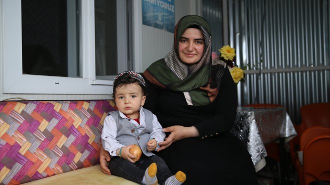 Hamileyken enkazdan çıkarılan anne, doğan bebeğiyle hayata tutunuyor1