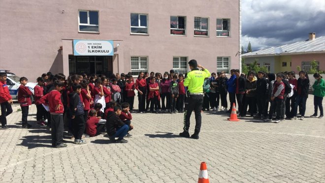 Kağızman'da öğrencilere trafik eğitimi verildi