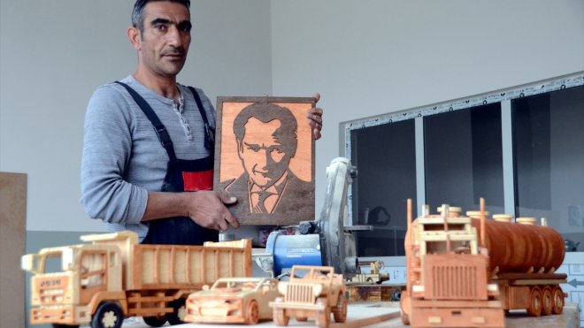 Ahşap ustasının okul atölyesinde yaptığı ürünler öğrenciler yararına satılıyor