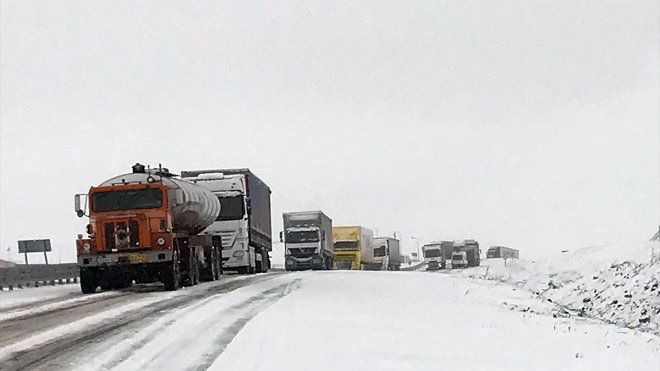 Ardahan-Posof kara yolunda kar ulaşımı aksattı