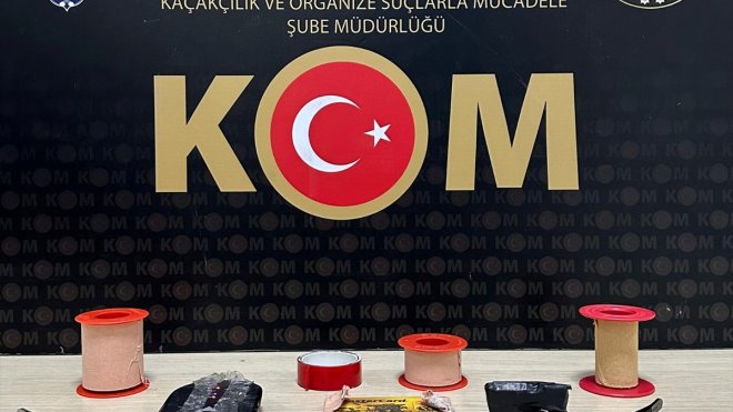 Kars'ta ehliyet sınavına giren aday kopya düzeneğiyle yakalandı